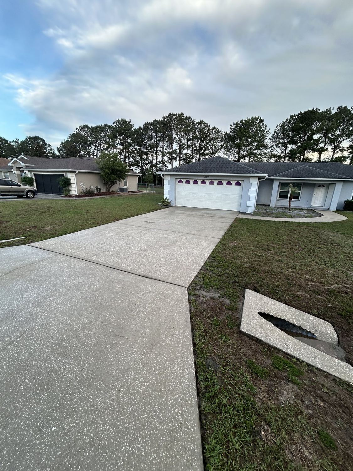 Freshly cut lawn and clean driveway at an Ocala home